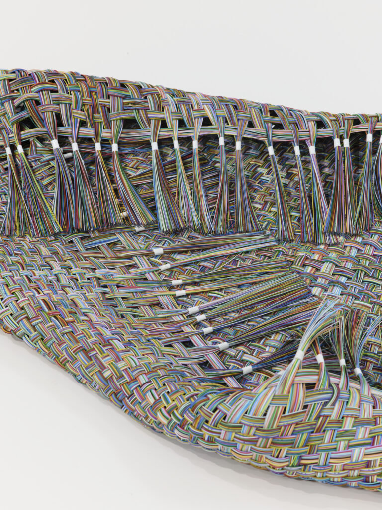 tissage de 350 cm en fibres optiques colorées, posé au sol et légèrement plié sur lui-même, vers l'intérieur.